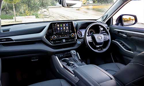 Toyota Kluger interior
